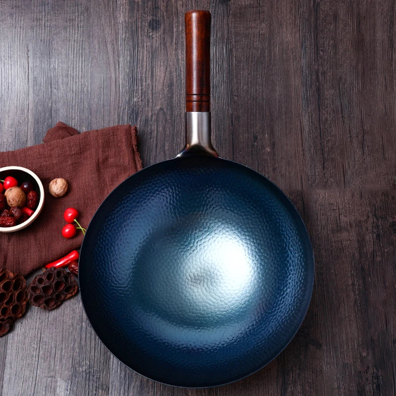 Wok de hierro hecho a mano con mango de madera