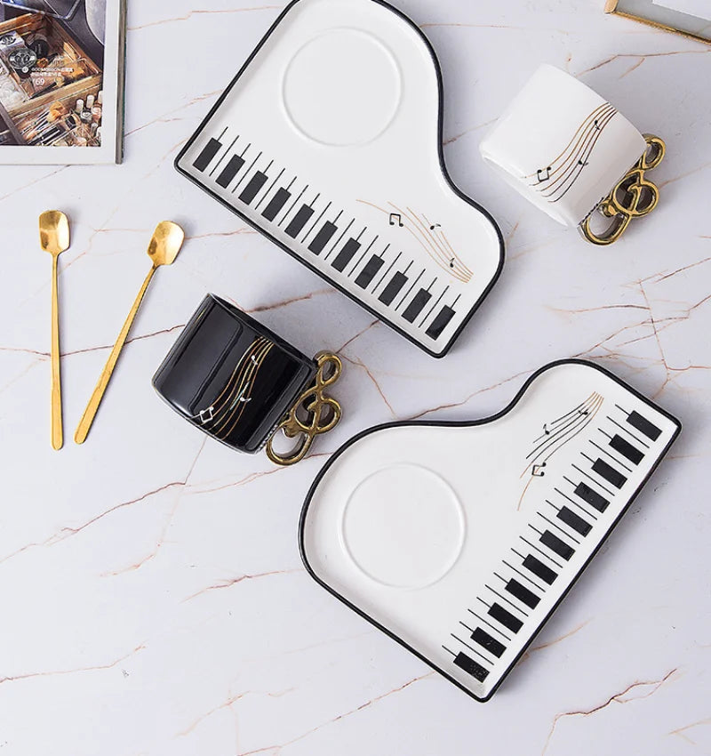 Elegante juego de taza y platillo de cerámica con forma de piano