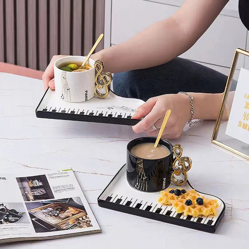 Conjunto elegante de caneca e pires de cerâmica para piano