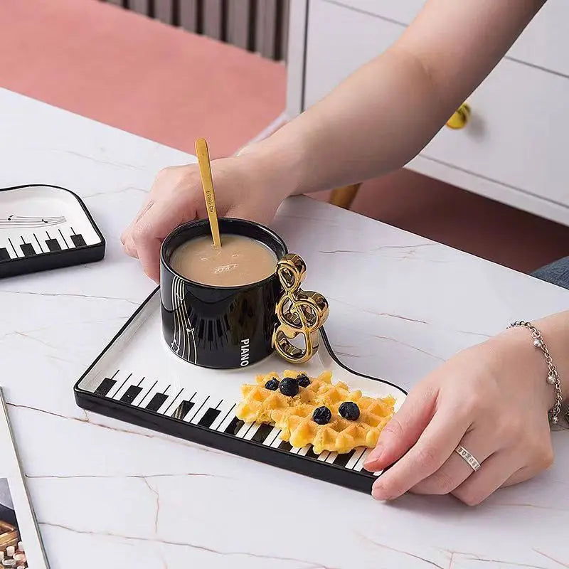 Elegante juego de taza y platillo de cerámica con forma de piano